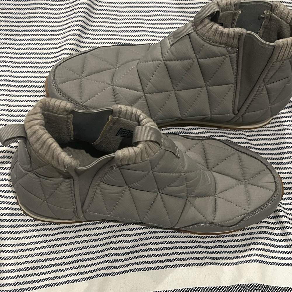 Teva ReEMBER Mid Outdoor & Indoor Slip On: Size US 9